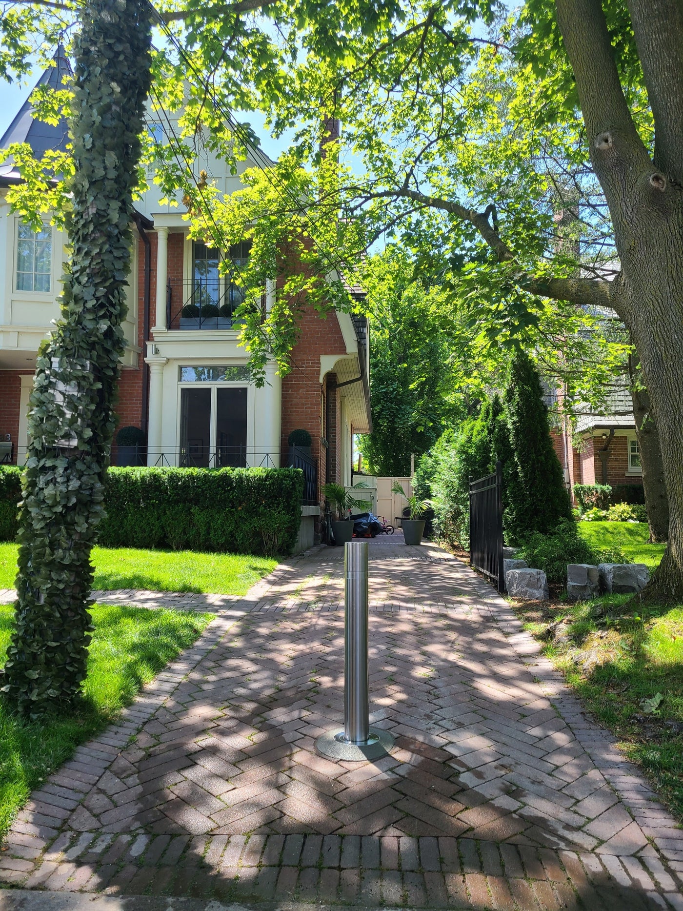 Why More Homeowners Are Installing Driveway Bollards in 2025